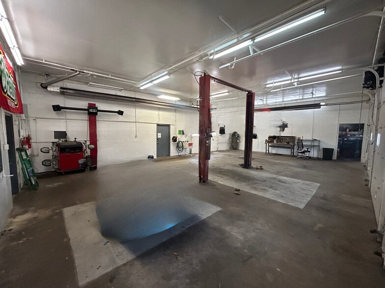 More Photos Of 301 S Chestnut St, Le Roy Auto Repair For Sale
