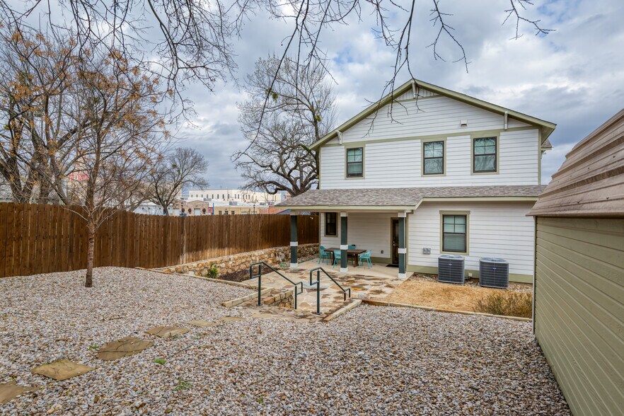 More Photos Of 210 E Church St, Weatherford Office Residential For Lease