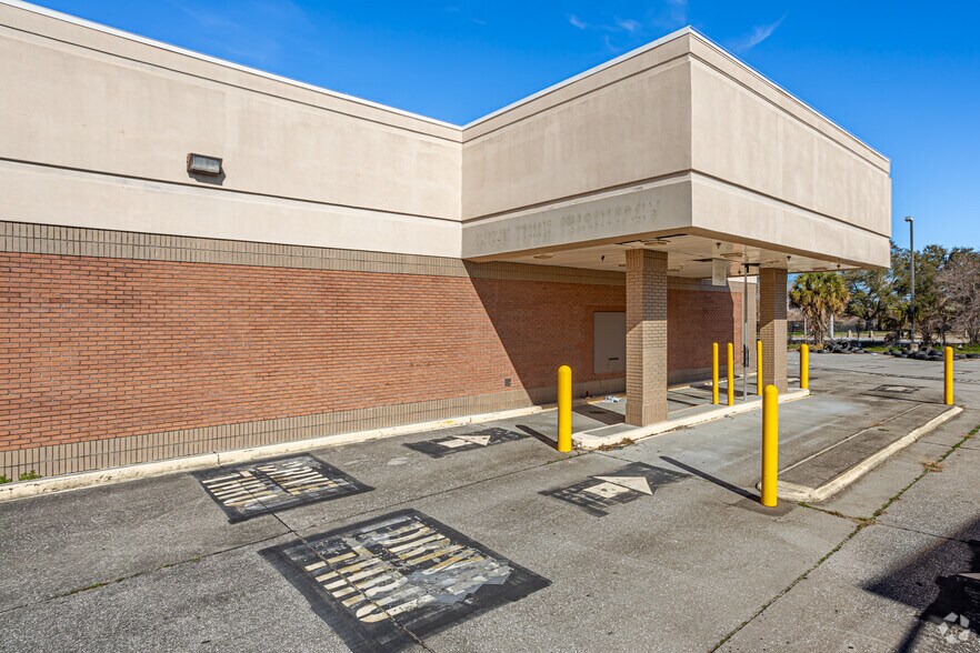 More Photos Of 5501 Crowder Blvd, New Orleans Storefront Retail Office For Lease