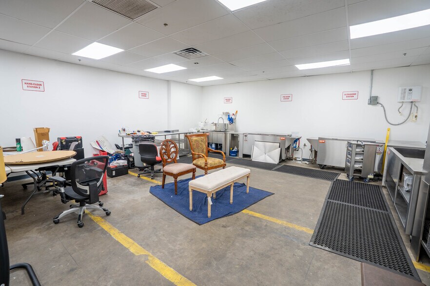 More Photos Of 5501-5519 Pioneer Park Blvd, Tampa Distribution For Lease