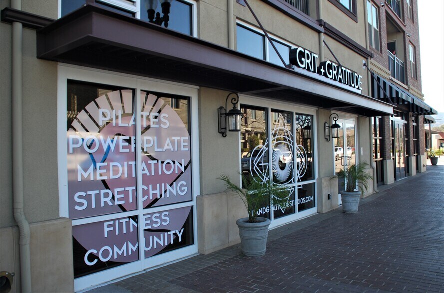 More Photos Of 24450 Main St, Newhall Unknown For Lease