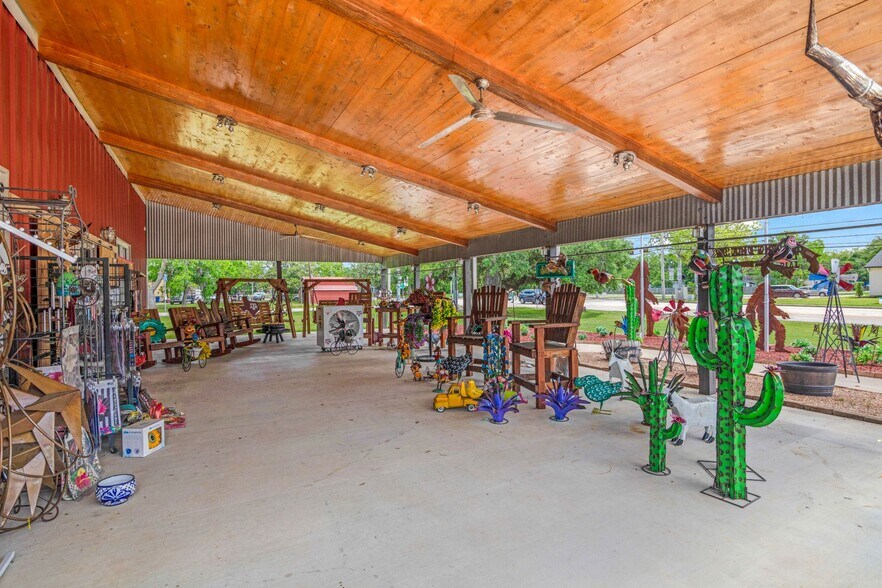 More Photos Of 517 E Brazos Ave, West Columbia Freestanding For Sale