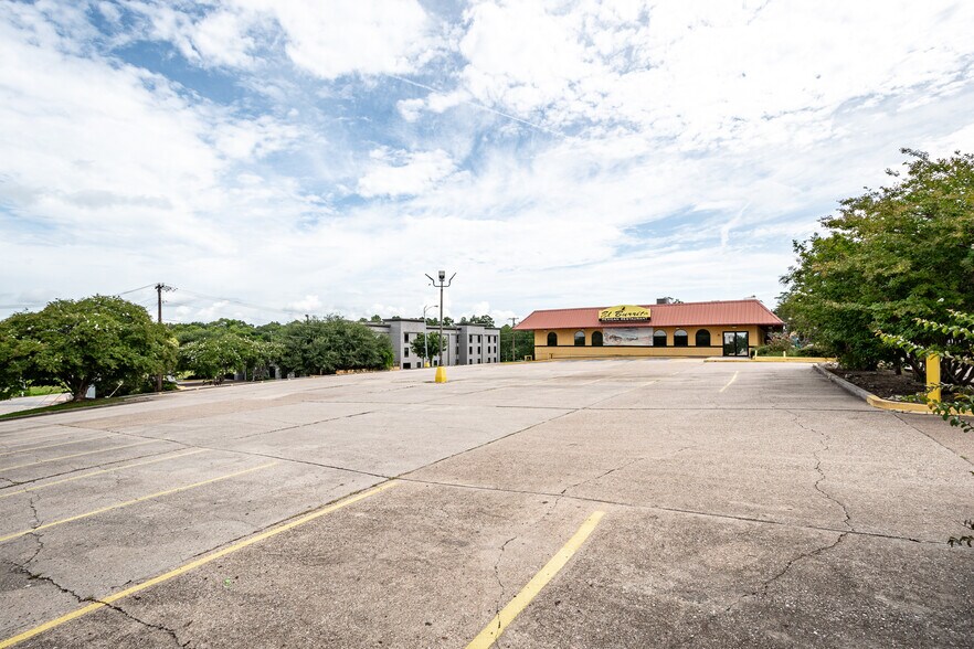 More Photos Of 100 Southpoint Loop, Livingston Restaurant For Sale