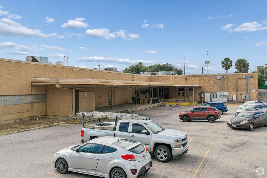 More Photos Of 301 N Guadalupe St, San Marcos Storefront Retail Office For Lease