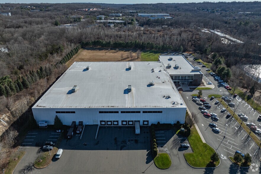 More Photos Of 7 Victoria Dr, Monroe Warehouse For Lease