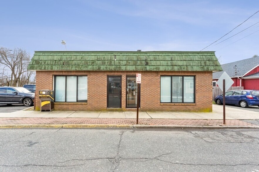 More Photos Of 10-12 Boulevard Ave, Greenlawn Storefront Retail Residential For Lease