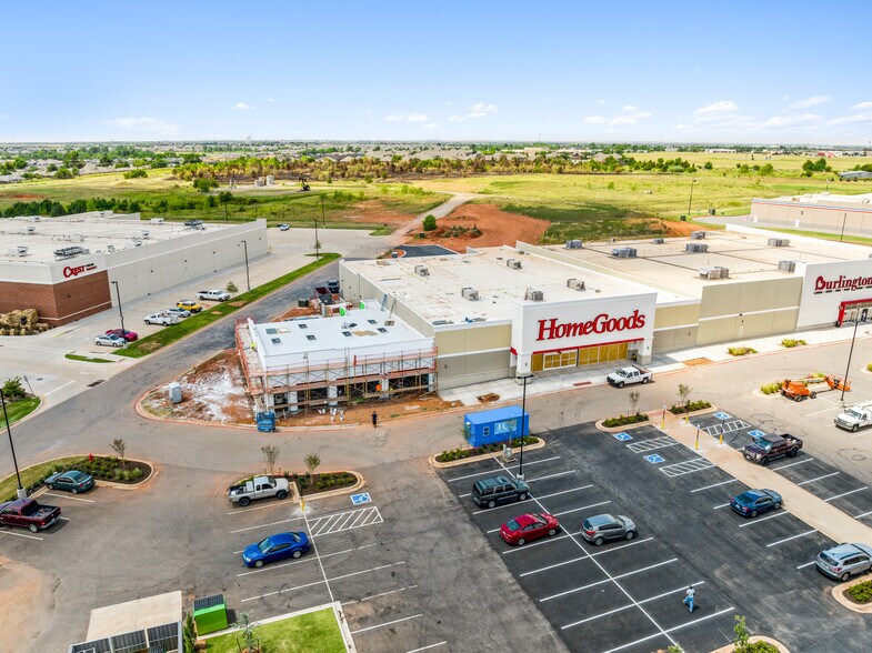 More Photos Of 821 N Czech Hall Rd, Yukon Restaurant For Lease