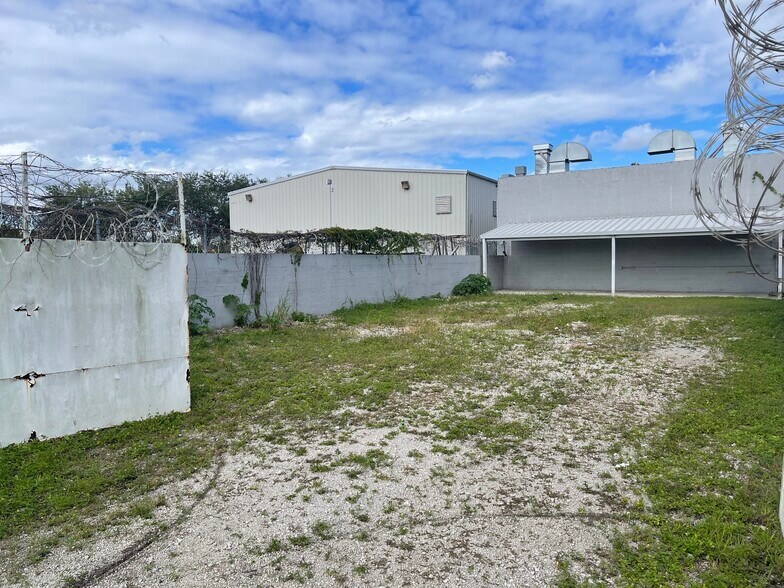 More Photos Of 5731 SW 23rd St, West Park Auto Repair For Lease