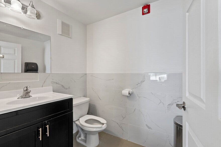 More Photos Of 170-172 Spring St, Newton Office For Sale