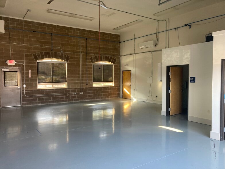 More Photos Of 202 Wasco Loop, Hood River Warehouse For Lease