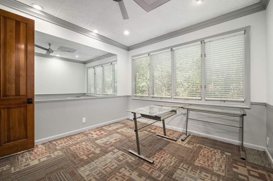 More Photos Of 5750 Balcones Dr, Austin Medical For Sale