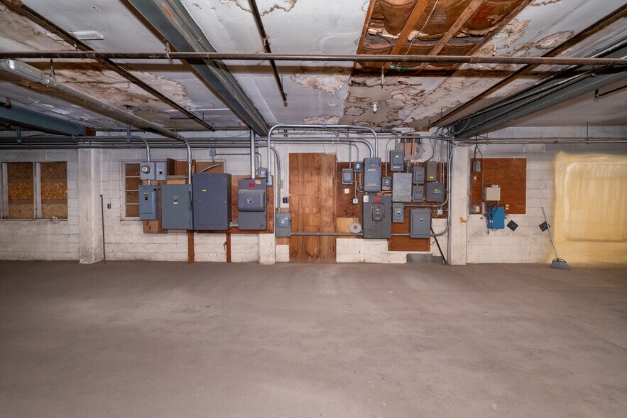 More Photos Of 106 E Smith St, Iron Mountain Distribution For Sale