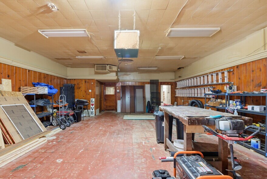 More Photos Of 302 N Main St, Newton Office Residential For Sale