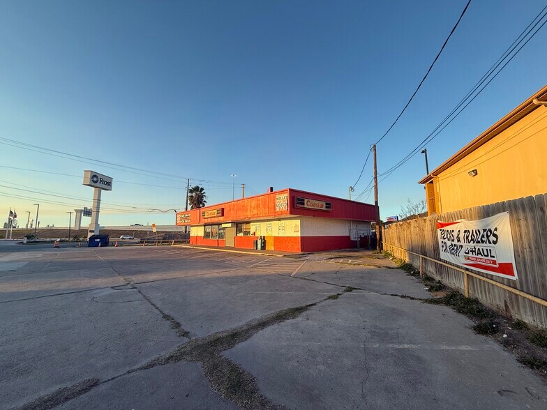 More Photos Of 2214 Leopard St, Corpus Christi Freestanding For Lease