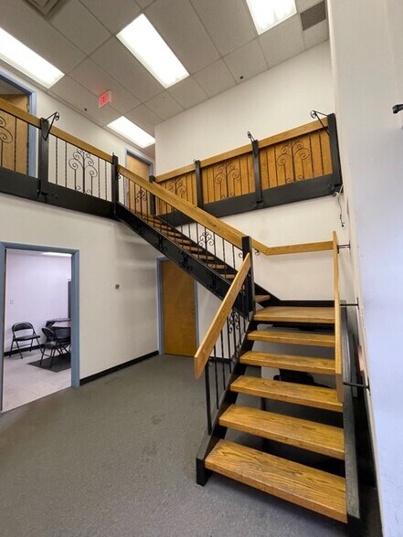 More Photos Of 108 Sandy Dr, Newark Warehouse For Lease