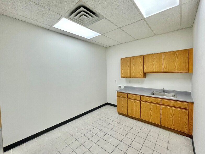 More Photos Of 630 W Lincoln Hwy, Merrillville Showroom For Lease