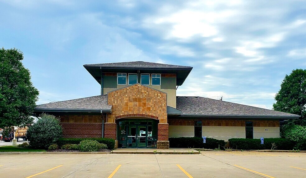 More Photos Of 801 NW 25th St, Topeka Bank For Sale