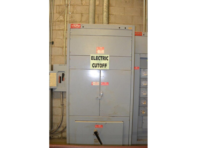 More Photos Of 539 Valley Dr, Oceana Storefront For Lease