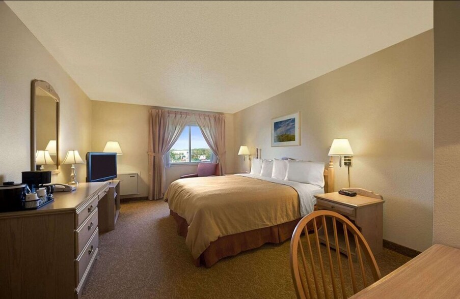 More Photos Of 2418 Navajo Blvd, Holbrook Hotel For Sale