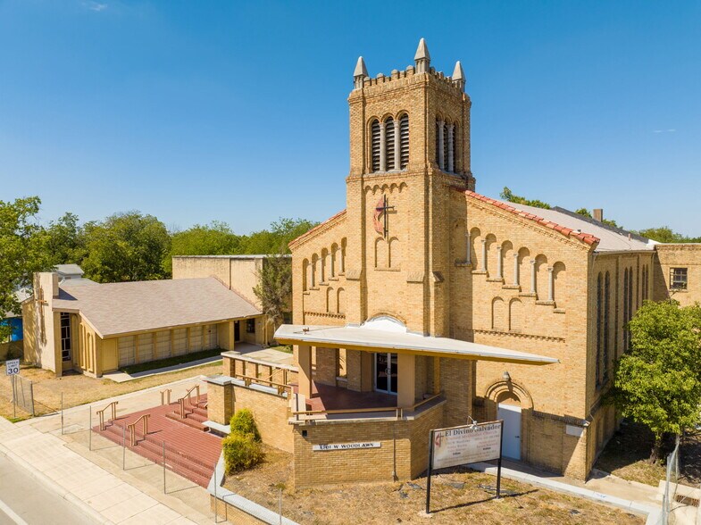 More Photos Of 1701 W Woodlawn Ave, San Antonio Religious Facility For Sale