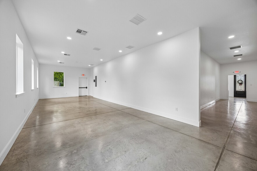 More Photos Of 908 Cresthaven Dr, Euless Showroom For Lease
