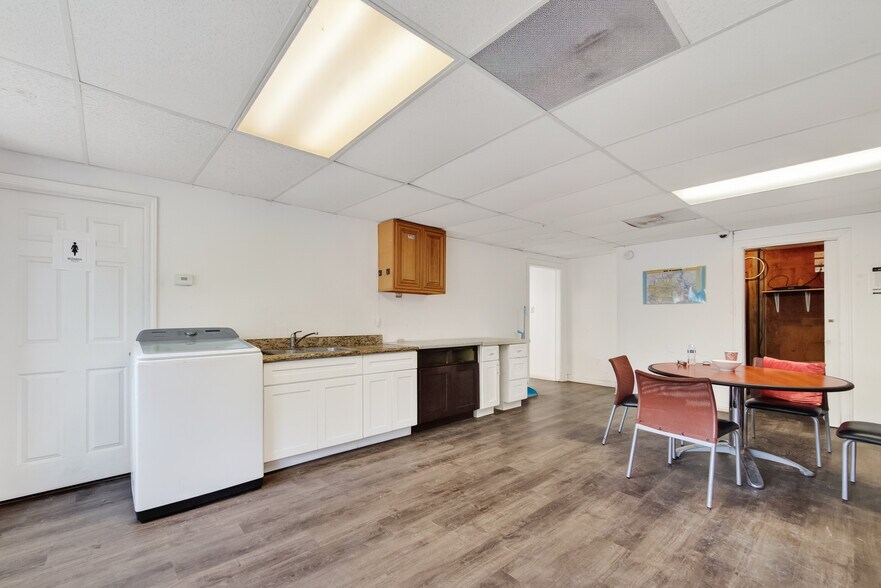 More Photos Of 1320 Almeda Genoa Rd, Houston Manufacturing For Lease