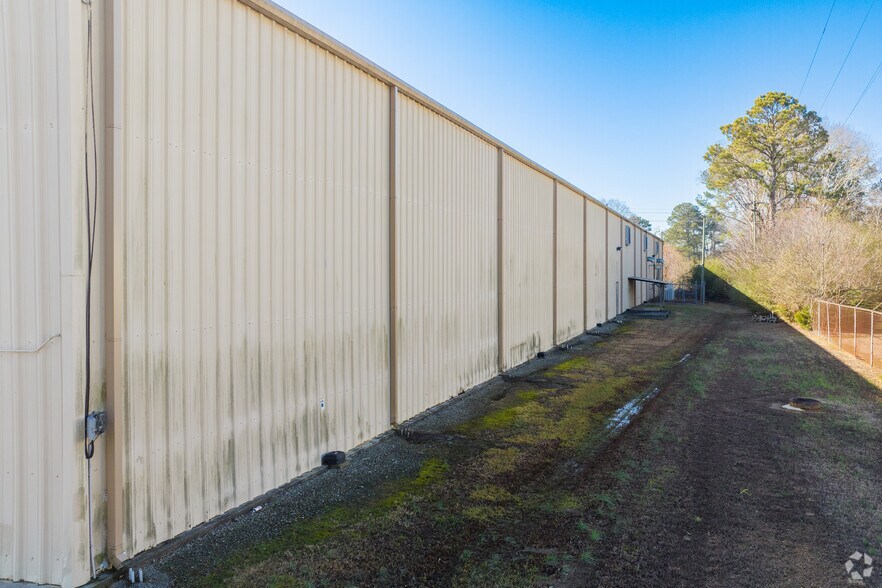 More Photos Of 715 S River Street, Calhoun Warehouse For Lease