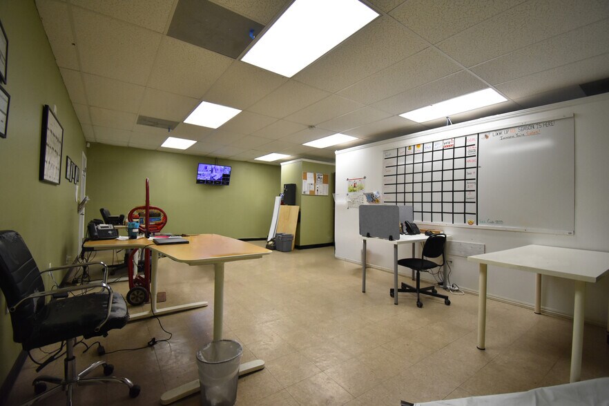 More Photos Of 20200 Saticoy St, Winnetka Storefront Retail Office For Lease