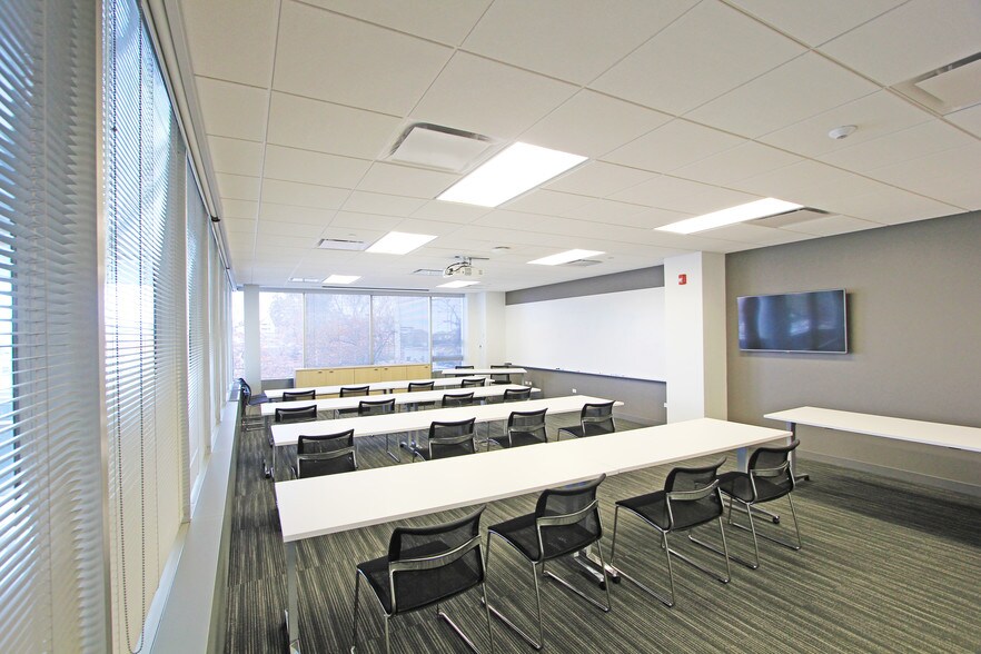 More Photos Of 1700 W Higgins Rd, Des Plaines Office For Sale