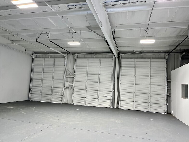 Primary Photo Of 3609 Old Winter Garden Rd, Orlando Warehouse For Lease