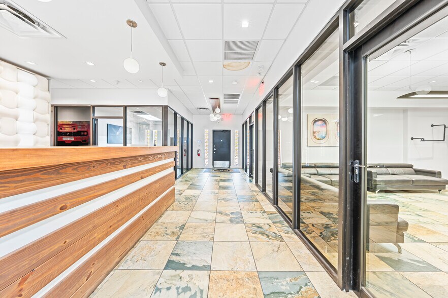 More Photos Of 2500 NW 39th St, Miami Light Distribution For Sale