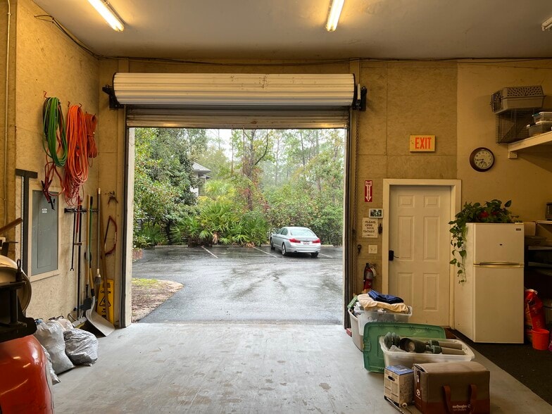 More Photos Of 14 Palmetto Business Park Rd, Hilton Head Island Showroom For Sale