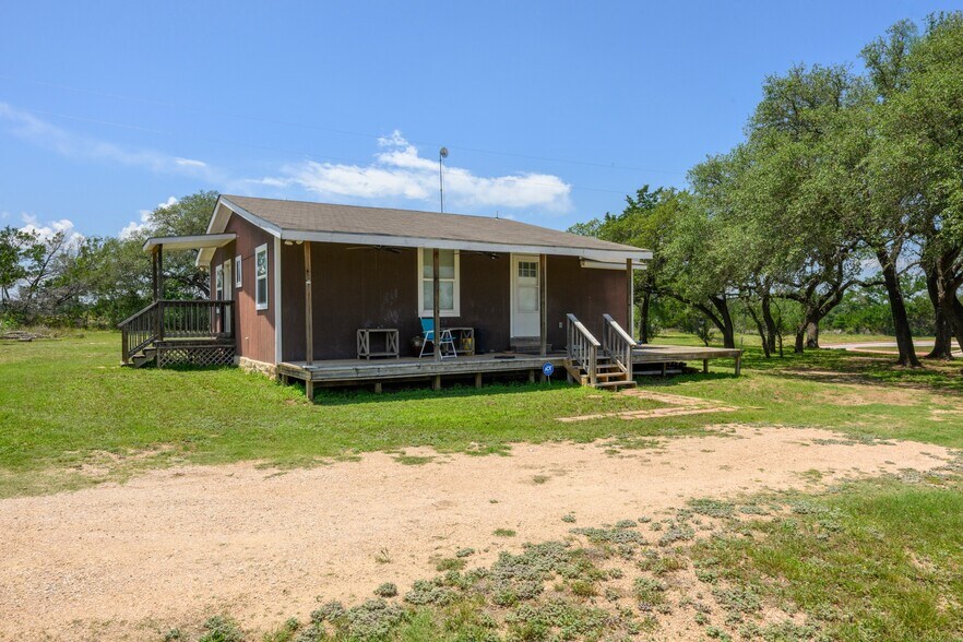 More Photos Of 1410 Live Oak Rd, Leander Showroom For Sale