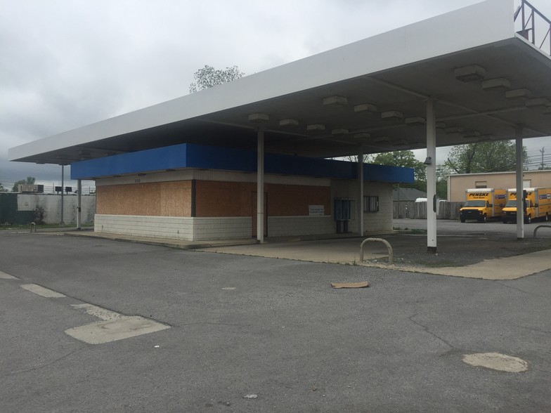 Primary Photo Of 800 N Jackson St, Tullahoma Service Station For Sale