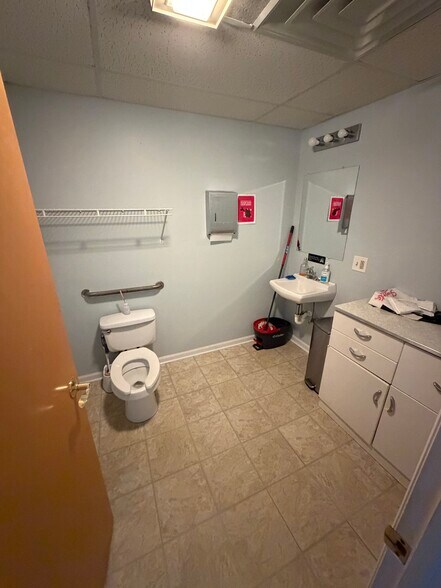 More Photos Of 204-208 S Main St, Manville Medical For Lease