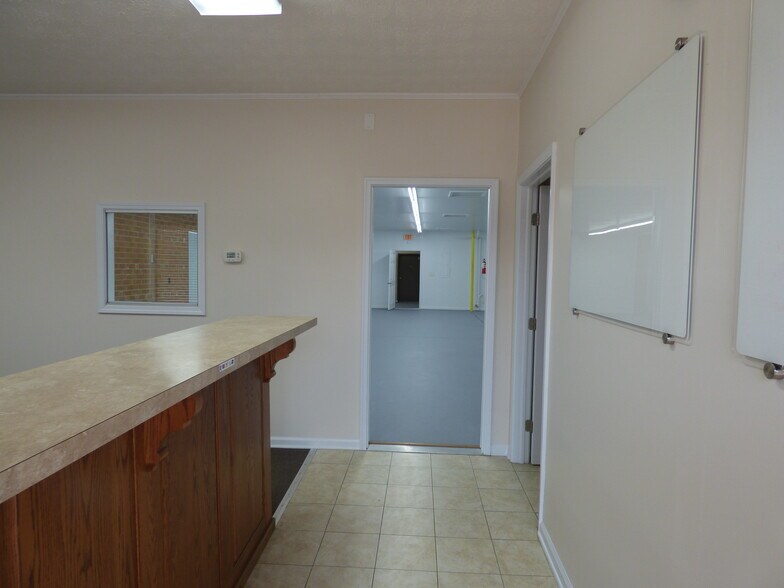 More Photos Of 2978 Gillespie St, Fayetteville Flex For Lease