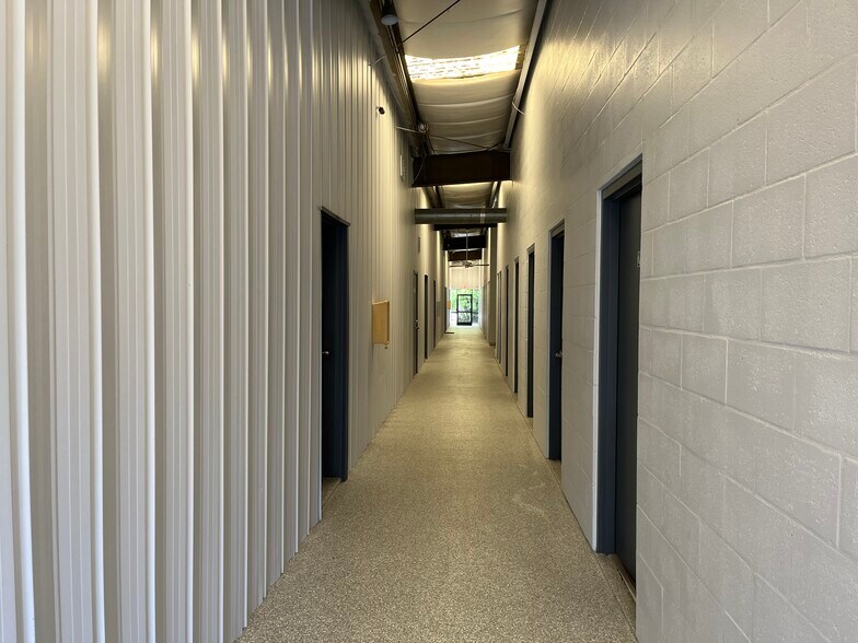 More Photos Of 5686 Youngquist Rd, Fort Myers Light Distribution For Lease