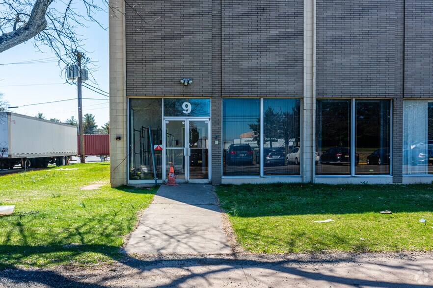 More Photos Of 9 Taylor Rd, Edison Warehouse For Lease