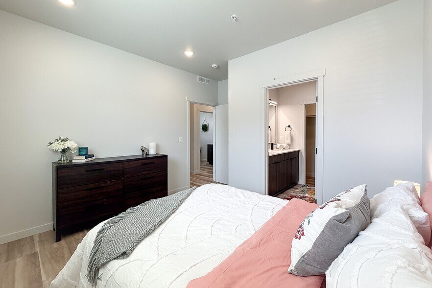 More Photos Of 1007 Grandridge Road, Grandview Apartments For Sale