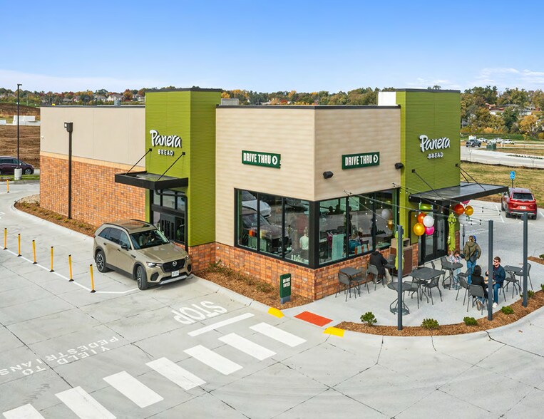 Primary Photo Of 117 W Cedardale Rd, Papillion Fast Food For Sale