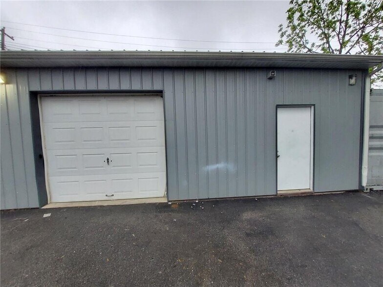 More Photos Of 1611 Spruce St, Easton Flex For Lease