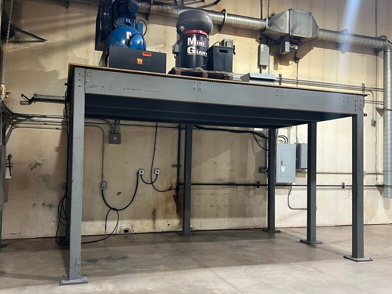 More Photos Of 33549 E Royalton Rd, Columbia Station Light Manufacturing For Sale