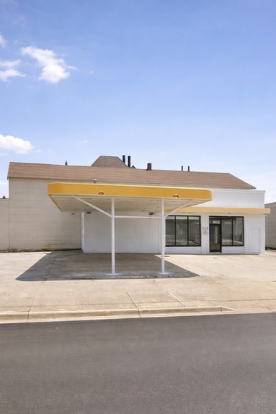 Primary Photo Of 7 N Wolf Creek St, Brookville Auto Repair For Sale