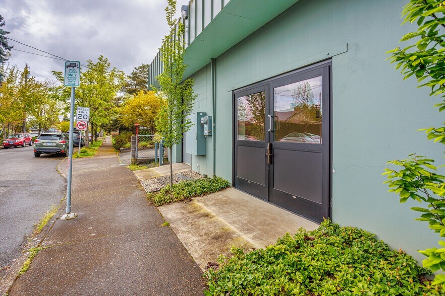 More Photos Of 4636 NE 42nd Ave, Portland Freestanding For Lease
