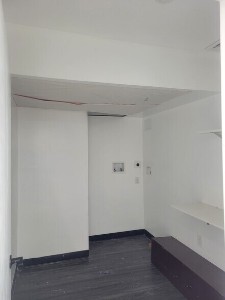 More Photos Of 13617 38th Ave, Flushing Storefront Retail Office For Lease