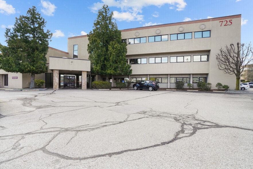 Primary Photo Of 725 Reservoir Ave, Cranston Medical For Lease