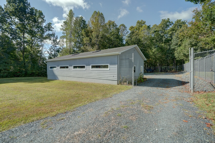 More Photos Of 2704 Lake Monticello Rd, Palmyra Parking Garage For Sale