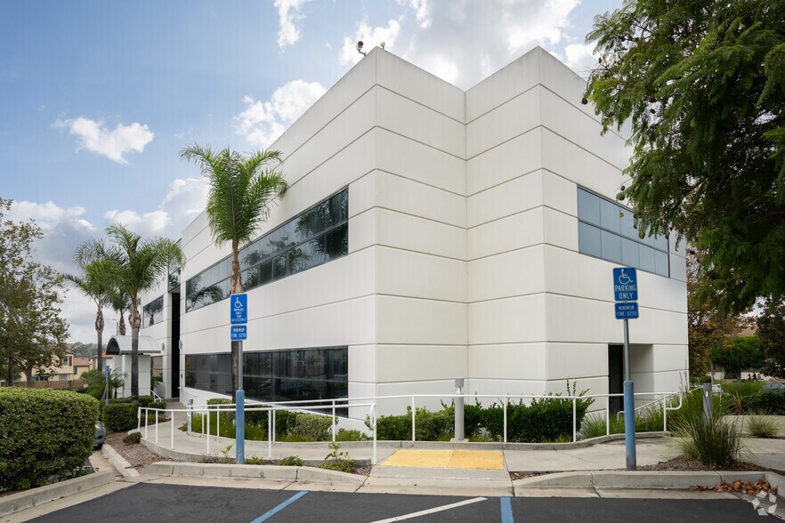 More Photos Of 902 Sycamore Ave, Vista Medical For Lease