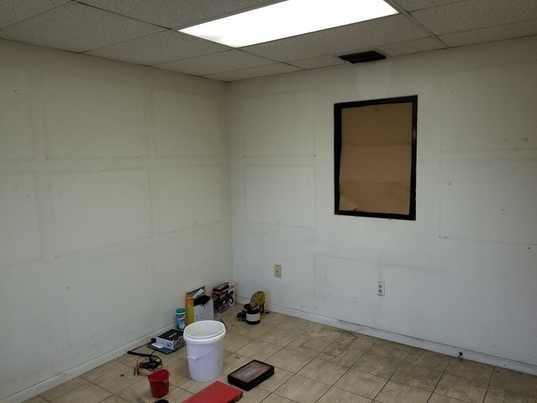 More Photos Of 3667-3691 46th Ave N, Saint Petersburg Manufacturing For Lease