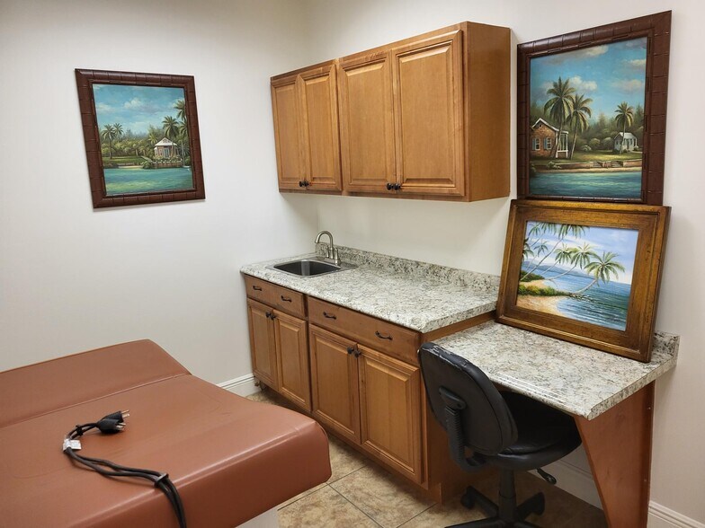 More Photos Of 681 Goodlette Rd N, Naples Medical For Sale